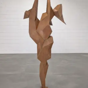 Escultura abstracta de acero con acabado industrial para espacios profesionales