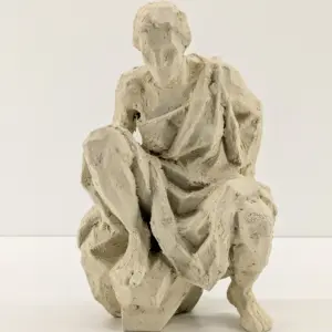 Escultura de figura humana en cerámica para hogares y espacios profesionales